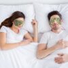 un couple au lit utilise un masque yeux en jade naturel JadeZen™