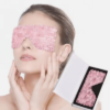 Masque yeux en quartz rose | ZenQuartz™ porté par une femme pour soulager ses yeux.