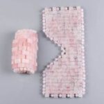 Masque yeux en quartz rose | ZenQuartz™ posé sur un plan