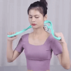 Femme utilisant le masseur cervical NeckBliss pour soulager la nuque.