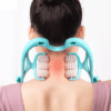 Femme utilisant le masseur cervical NeckBliss à domicile