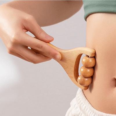 Femme utilisant un rouleau de massage sur le côté et le ventre pour soulager les tensions musculaires et améliorer la relaxation.