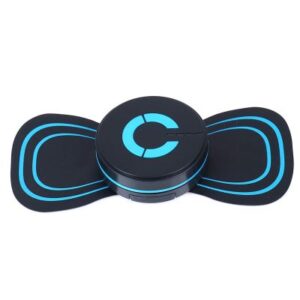 Stimulateur musculaire électrique noir avec une unité centrale circulaire bleue et des pads en forme d'ailes soulignés par des lignes bleues. Utilisé pour la récupération musculaire, l'entraînement de la force et le soulagement de la douleur.