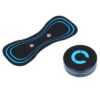 Stimulateur musculaire électrique composé d'un pad flexible noir avec des lignes bleues et de deux points de contact métalliques, ainsi que d'une unité de contrôle circulaire noire avec un design bleu. Utilisé pour améliorer la force musculaire, tonifier et favoriser la récupération par stimulation électrique.