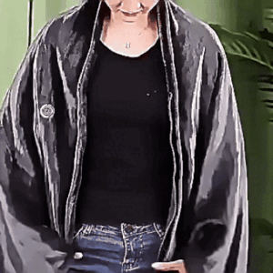 Une femme souriante présente la couverture chauffante HeatWrap en démontrant son utilisation et ses fonctionnalités bien-être