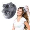 Conjoint massant la tête d’une femme aux cheveux longs avec le masseur cuir chevelu Tortue Masseur™.