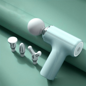 Pistolet de massage vert avec trois têtes interchangeables pour un massage personnalisé et ciblé des muscles.