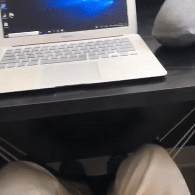 Animation montrant l'utilisation pratique du hamac repose-pieds pour un confort optimal au bureau ou à la maison.