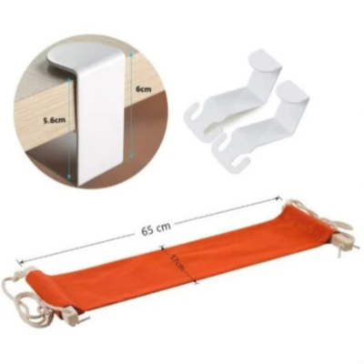 Hamac repose-pieds avec fixation robuste, assurant une stabilité parfaite sur différents types de bureaux.