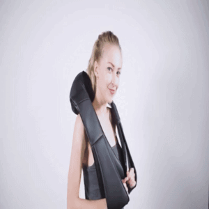 Femme utilisant un masseur cervical shiatsu avec chaleur pour soulager les douleurs de la nuque.