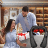 Homme offrant un masseur cervical shiatsu à sa femme comme cadeau bien-être.
