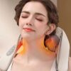 Femme détendue utilisant le masseur 6D pour soulager les raideurs cervicales et des épaules