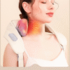 Une femme avec un visage relax et luminant utilise le masseur d’épaules et de cou 6D avec chaleur sur son cou, avec deux thermostats ultra sécurisés NTC réglable à 45°C et 50° pour détendre son cou et ses épaules.