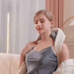 Femme démontrant l’utilisation du masseur 6D sur nuque, épaules, jambes et hanches