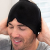Homme très relaxée en portant le bonnet thermique| Coolterm™ pour un moment de détente.