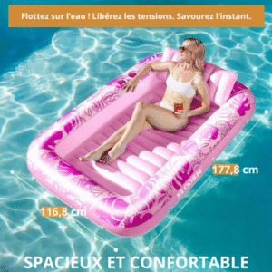 Femme détendue sur un flotteur piscine spacieux flottant sur l’eau