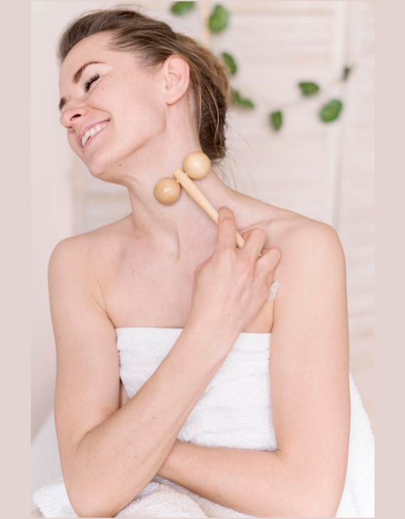 Femme confortablement installée sur un canapé, utilisant une ceinture chauffante pour soulager les douleurs lombaires et favoriser la détente.