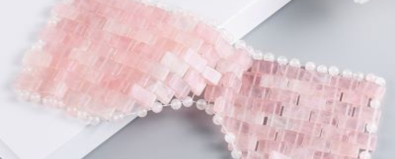 Masque pour les yeux en quartz rose conçu pour apaiser les tensions oculaires et favoriser la détente et l’équilibre émotionnel.