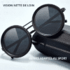 Lunettes dimmables rondes à monture noire, style vintage, avec verres SPORT GLASS adaptés aux activités sportives. Les verres révèlent des lettres et chiffres en arrière-plan, illustrant une vision nette de loin