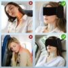 Une femme porte un masque de nuit noir dans les transports qui lui offre un soutien confortable en position assise comparativement à celle qui ne le porte pas dans les mêmes conditions.