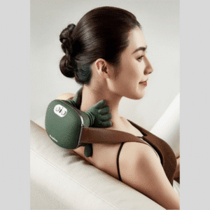 Une femme assise sur son canapé utilisant un masseur cervical et épaules SiaaSoo™ sur sa nuque pour relaxation.