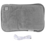 Bouillotte peluche grise CuddleHeat™ vue de face, avec bouton de marche et câble USB pour recharge.