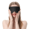 Masque Chauffant Yeux à Vapeur Chaude en soie synthétique respirante porté par une femme debout – confort doux et hygiénique