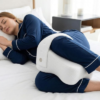 femme endormie utilisant un coussin genoux pour alignement.