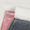 Coussins chauffants USB gris et rose pliés, en imitation cachemire et flanelle douce.