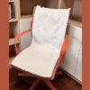 Coussin chauffant USB en tissu doux posé sur une chaise de bureau pour plus de confort.