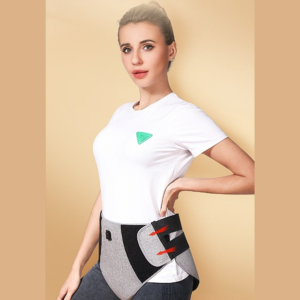"Ceinture de soutien chauffante portée autour de la taille par une femme, tissu gris avec sangles ajustables, soulagement des douleurs lombaires"