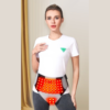 "Ceinture chauffante à LED rouges portée par une femme autour de la taille, dispositif infrarouge pour soulager les douleurs abdominales et lombaires"