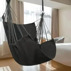 Chaise hamac suspendue grise installée dans une chambre moderne et lumineuse