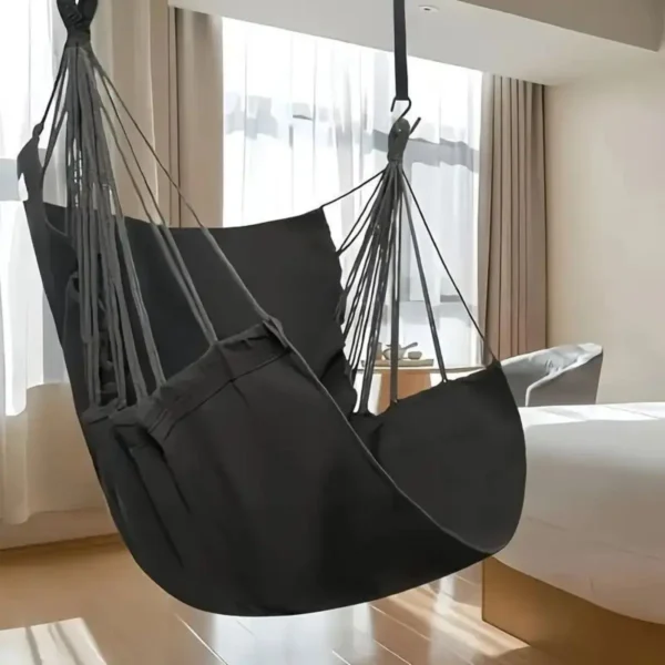 Chaise hamac suspendue grise installée dans une chambre moderne et lumineuse