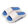 Chaussons femmes blancs semelle bleue, design massant et ergonomique KushySlip.