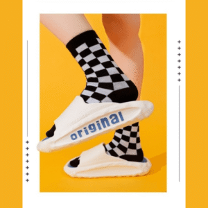 Chaussons femmes KushySlip légers avec semelle massante ergonomique.