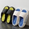 Chaussons femmes semelles jaune pastel et bleu, modèle massant KushySlip.
